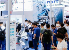 �׽��й����ϻ�չ���д���ڸ��ݾٰ�