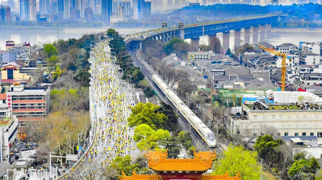 �人���Ļ����η�չ������